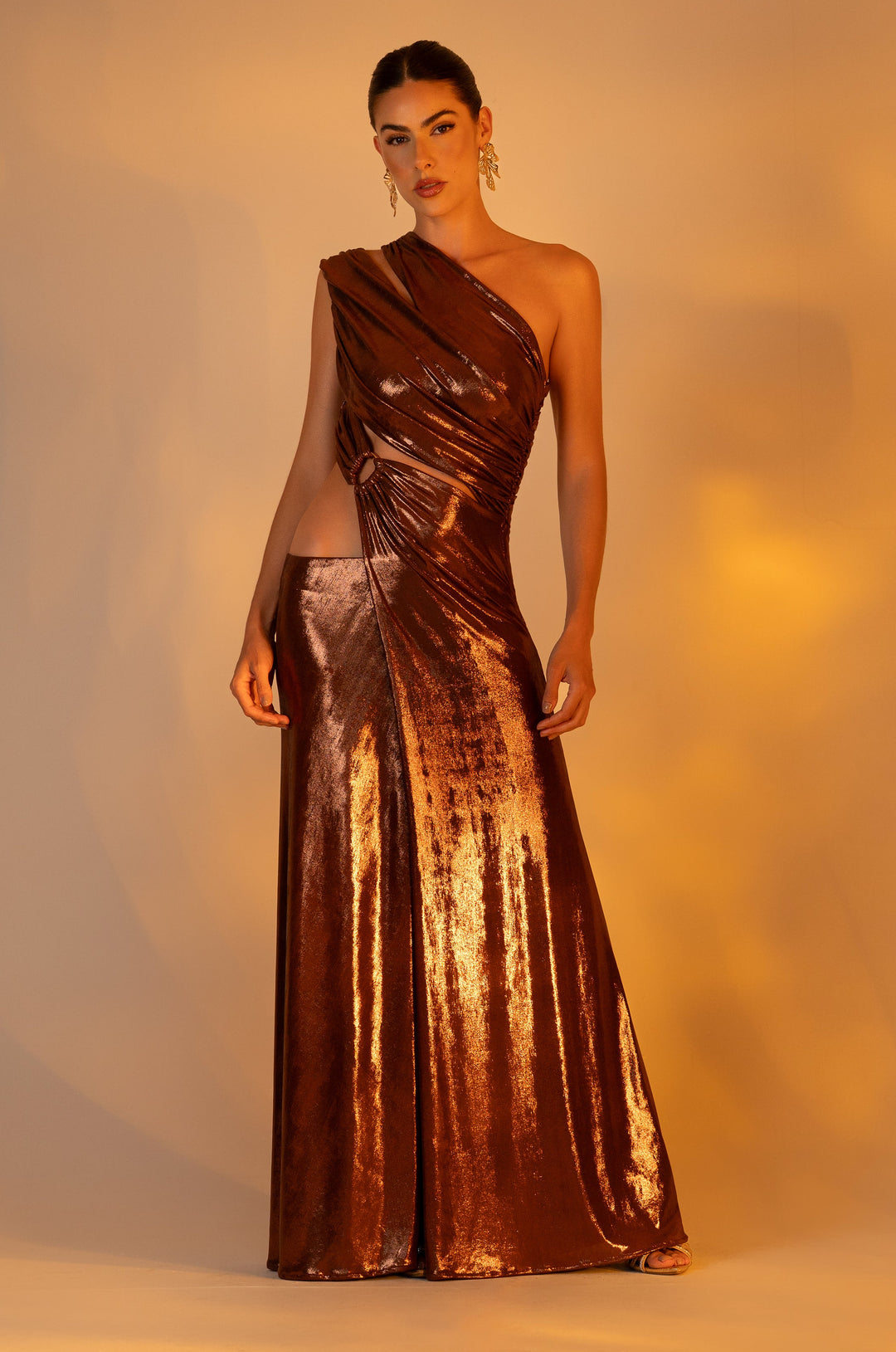 Vestido Longo Drapeado Recortes Duna Metalizado Marrom