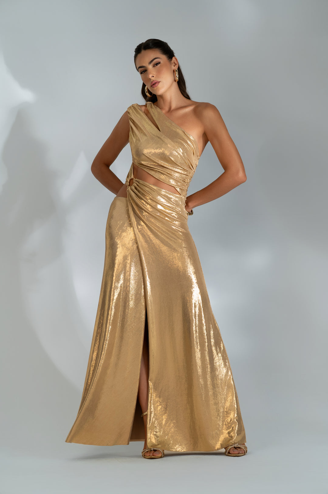 Vestido Longo Drapeado Recortes Duna Metalizado Dourado