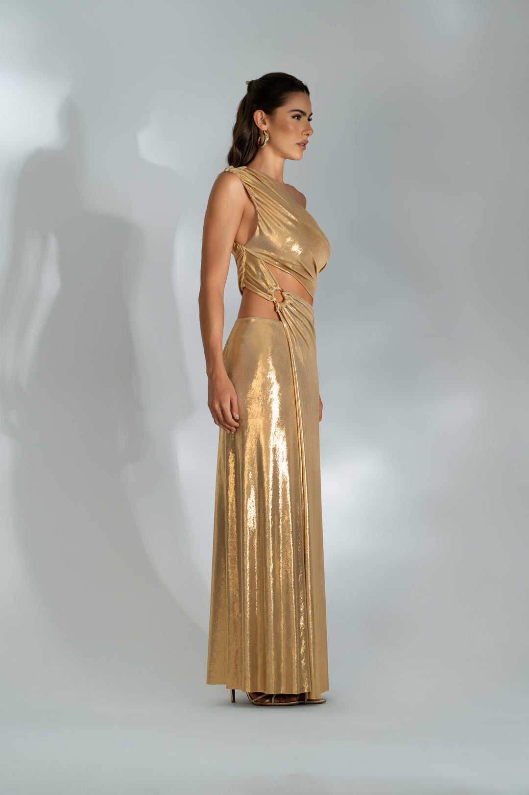 Vestido Longo Drapeado Recortes Duna Metalizado Dourado