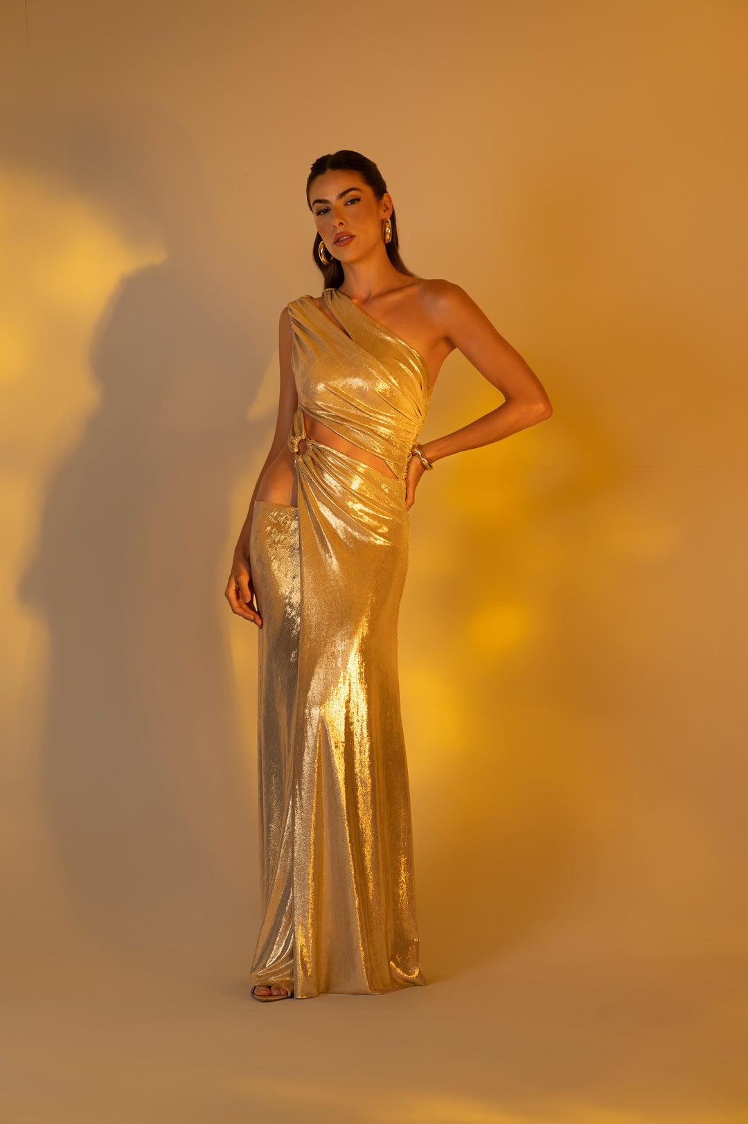 Vestido Longo Drapeado Recortes Duna Metalizado Dourado